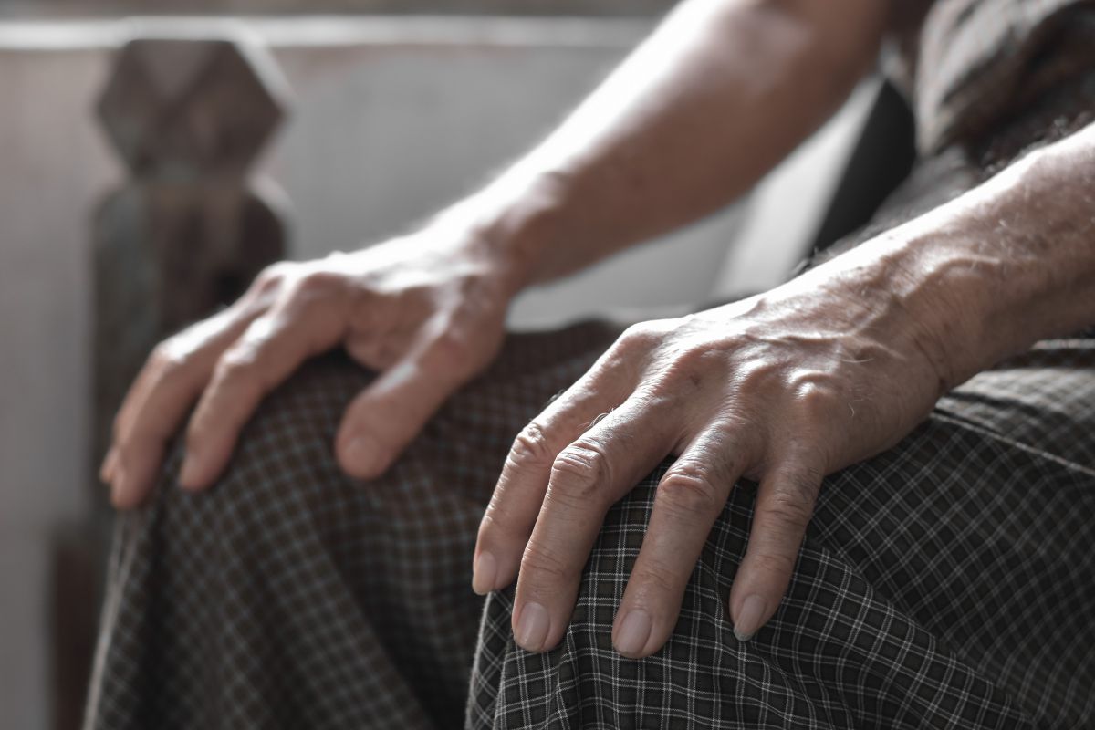 Artrosi della mano: sintomi, cause e trattamenti per tornare a usare la mano senza dolore